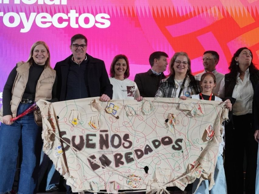 Scaglia y Goity junto a alumnos y docentes que formaron parte del encuentro en la Estación Belgrano de Santa Fe.