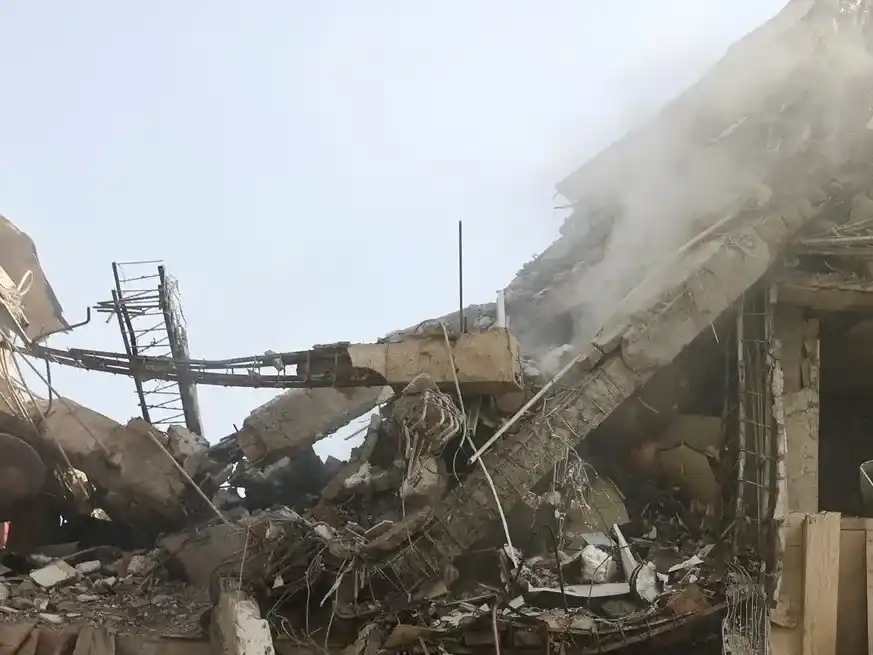 Una nube de humo y polvo sobre los escombros de un edificio dañado durante el ataque. Vía Reuters