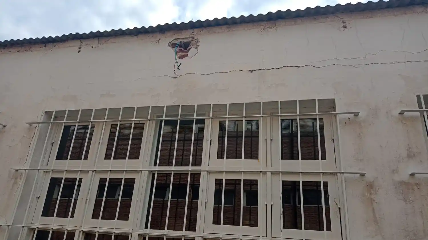 Las aulas se llueven y están sin terminar