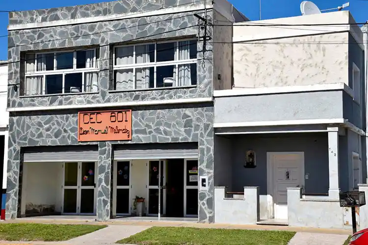 Obra de pintura en el exterior del CEC 801