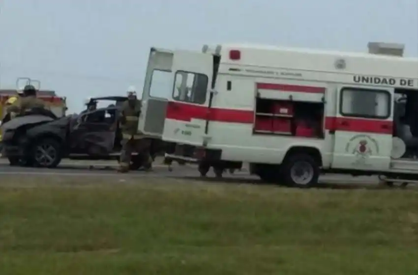 Siniestro vial deja a dos personas atrapadas dentro de un vehículo