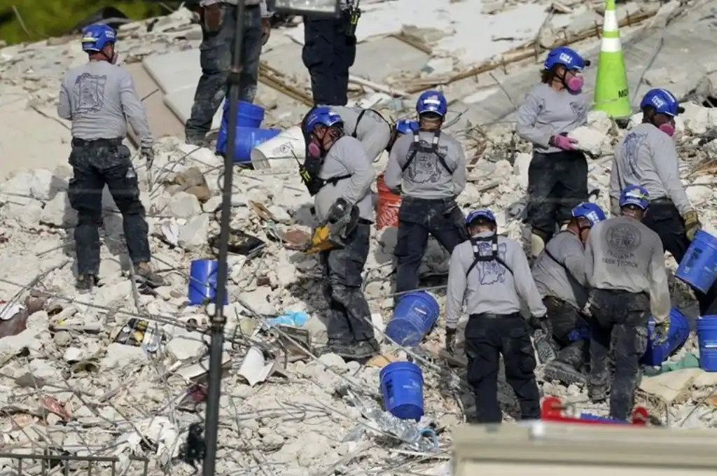 Hallaron otros diez cuerpos entre los escombros del edificio en Miami