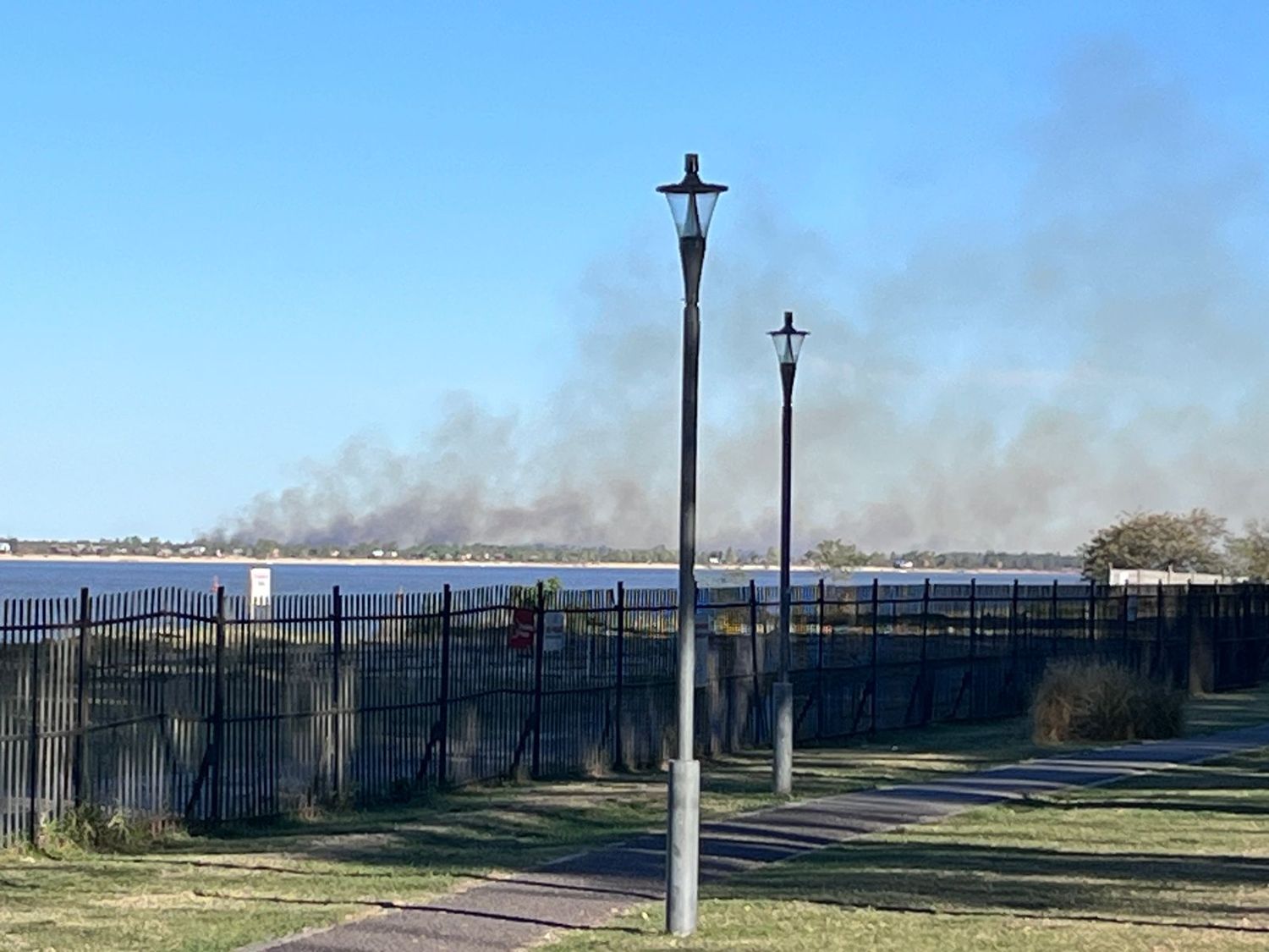 Brigadistas forestales de la provincia tratan de extinguir el fuego de las islas de Entre Ríos