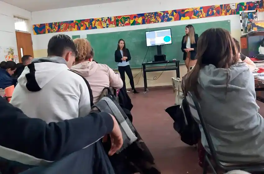 Secundarias municipales: Dictan charlas teóricas para obtener el registro de conducir