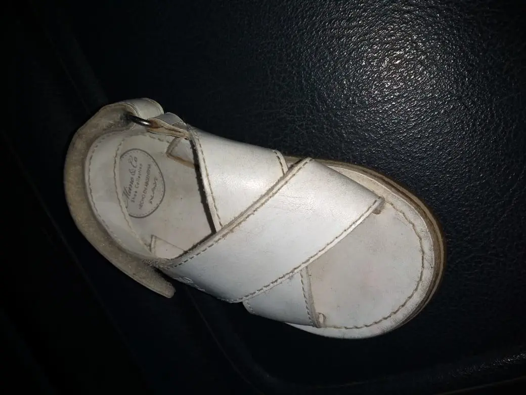 Encontraron una sandalia en la costanera