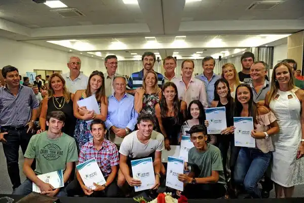 Bordet entregó becas a 170 deportistas de la provincia