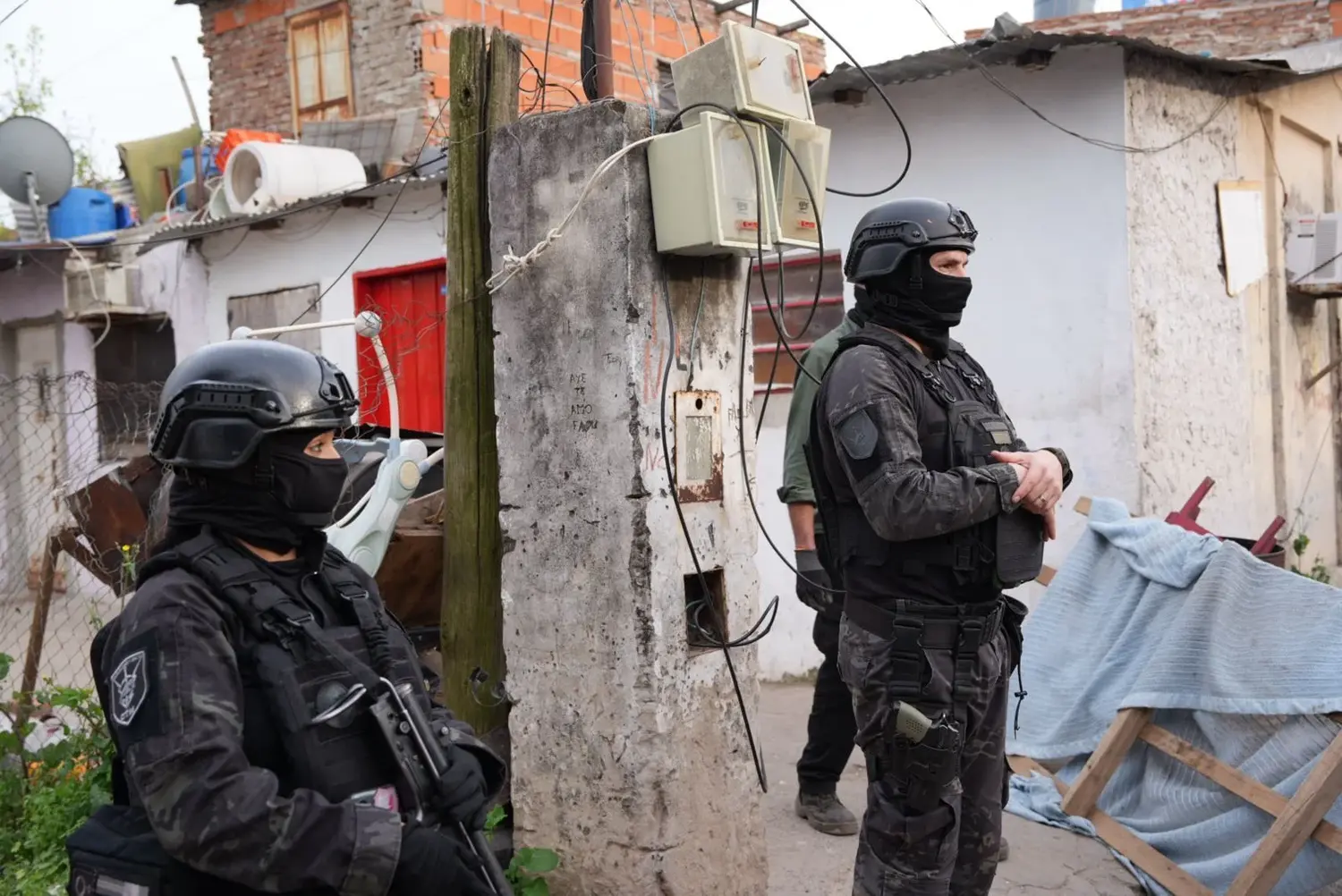 Doble derribo de búnkers de venta de droga en barrio Las Flores.