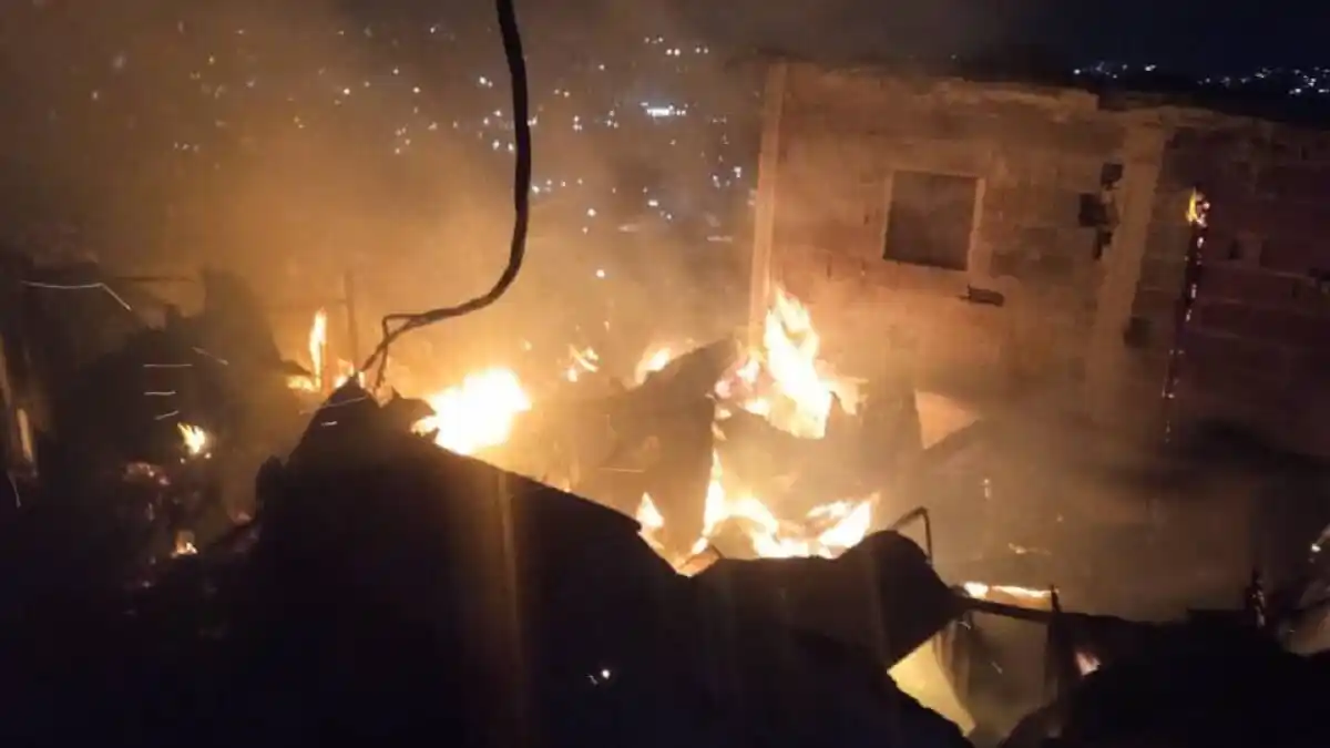 VORAZ INCENDIO causa miedo en la parte alta de Petare