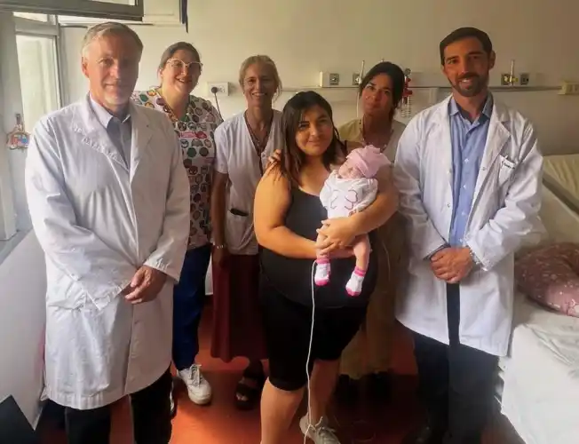 A horas de nacer, ambos ingresaron a un quirófano y sobrevivieron a cirugías de altísimo riesgo.