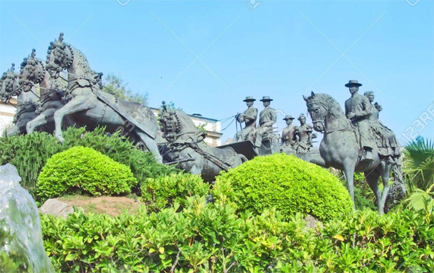 Dos monumentos a los caballos, en España