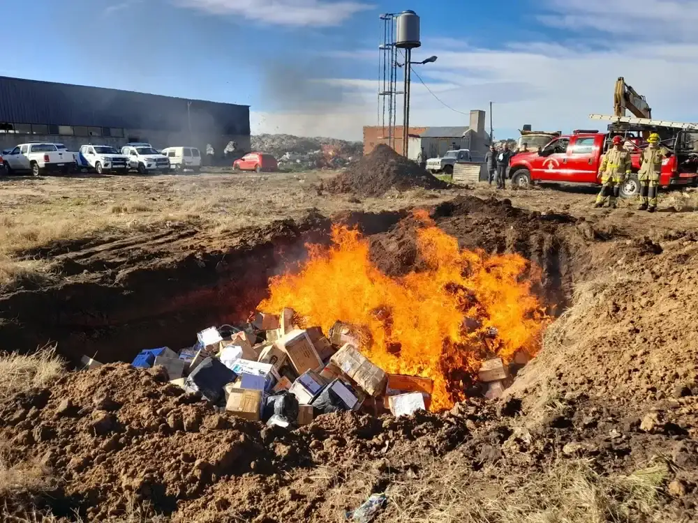 Los 250 kilos de droga fueron incinerados en el predio del relleno sanitario. Foto: La Vanguardia