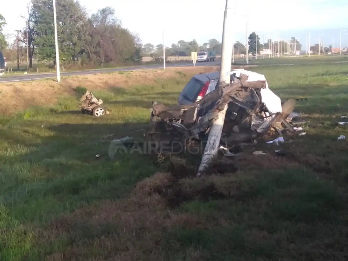 Roba un auto en Santo Tomé y se mata al destrozarlo contra un poste de la ruta 19