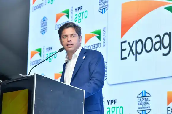 Kicillof cierra un acto en Florencio Varela y busca liderar la oposición