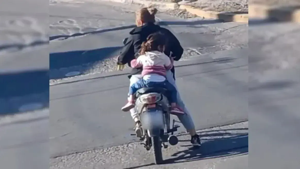 VIDEO | Filmaron a una mujer tomando cerveza mientras llevaba a su hija en moto, ambas sin casco