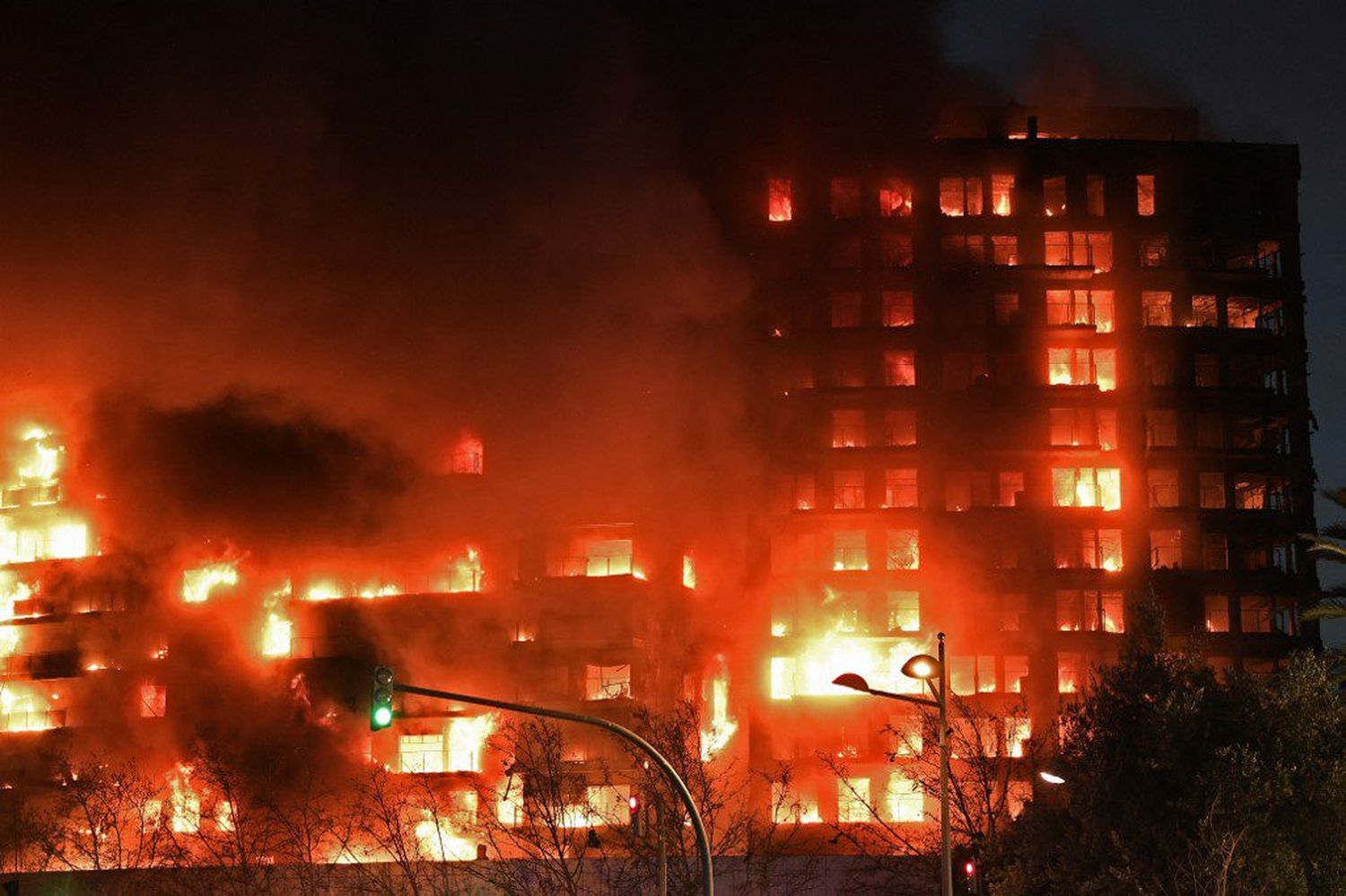¡ESPAÑA DECRETA LUTO OFICIAL! Son 4 los muertos y 14 los DESAPARECIDOS tras voraz incendio (+FOTOS)
