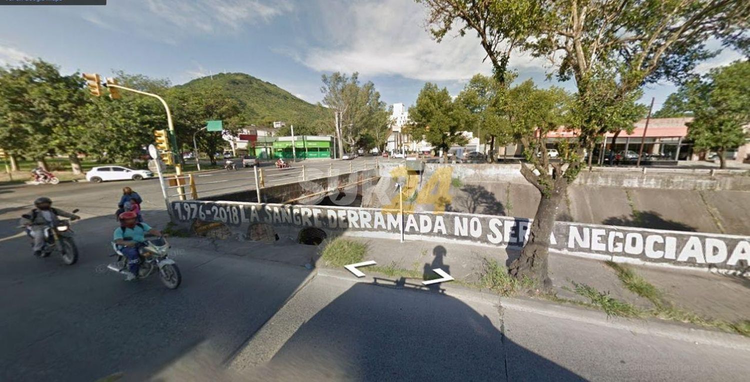Insólito: un grupo de jóvenes tenían una “fiestita sexual” bajo un puente