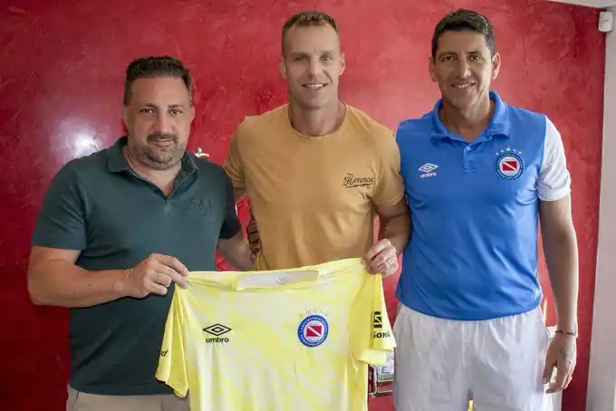 El arquero Diego "Ruso" Rodríguez durante la presentación