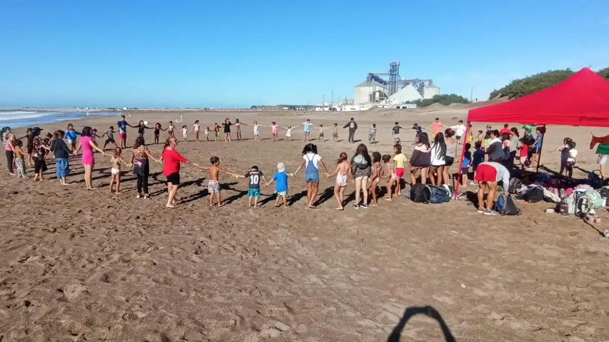 Juegos en la playa. Proponen las escuelas de verano en el sector del complejo Tarsis