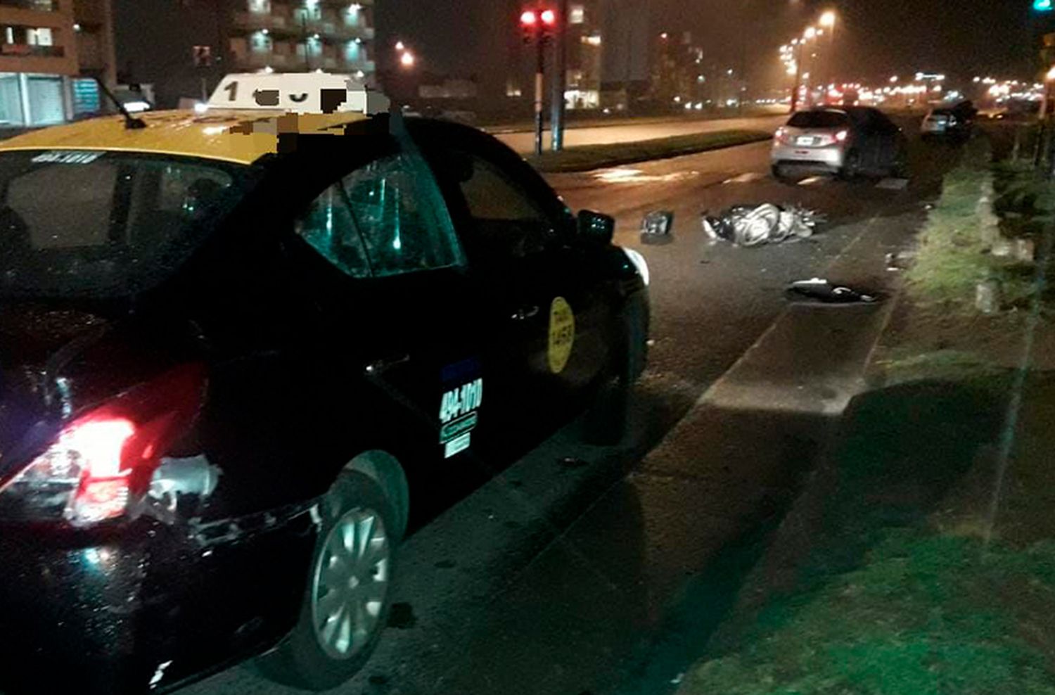 Una moto colisionó contra un taxi en el barrio Constitución