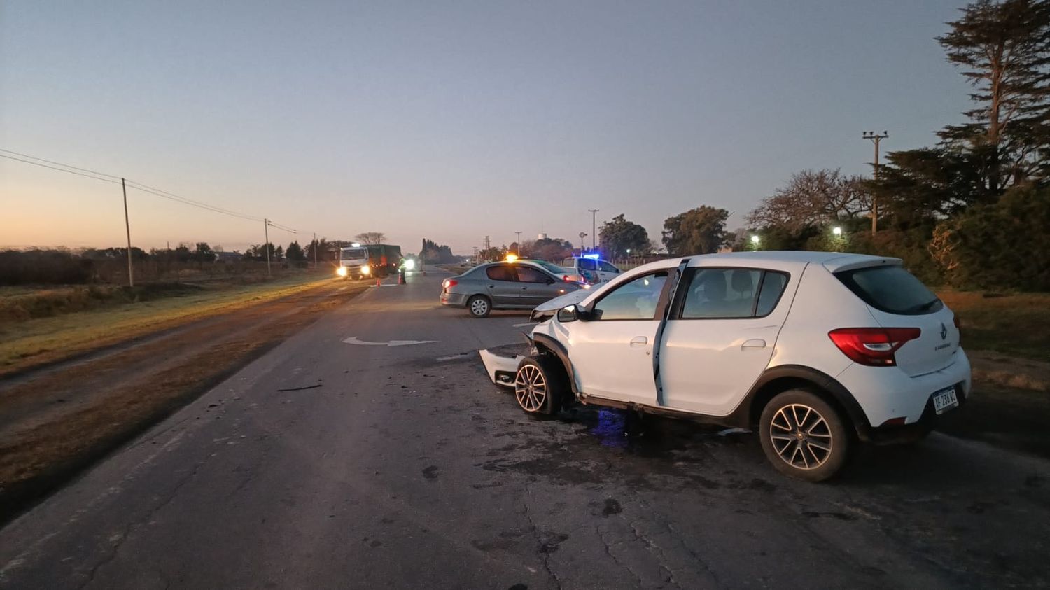Accidente en Ruta 1001: choque de frente entre un auto y una camioneta, dos personas trasladadas al Hospital