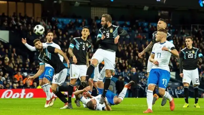 Con goles de Banega y Lanzini, la selección le ganó a Italia