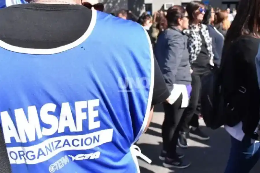 Conferencia de prensa de Amsafé: "No puede ser que el 7% de aumento logrado duplique o triplique el  impuesto a las ganancias"