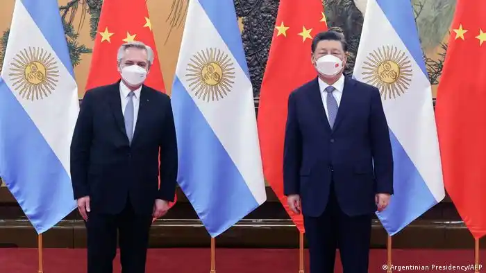 El Presidente se dio cuenta que algo de tinta tiene en la lapicera