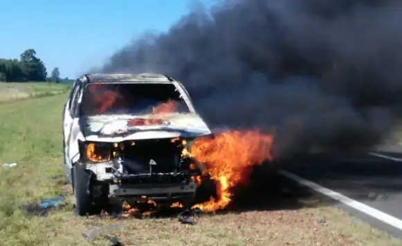Una camioneta se prendió fuego en plena Autovía General Artigas