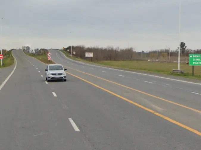 Un motociclista falleció luego de chocar contra un camión en la ruta A012.