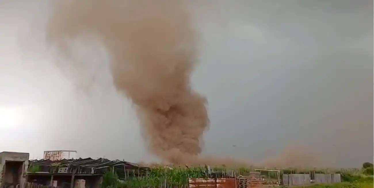Momento en que el violento remolino de viento se forma sobre Carcarañá.