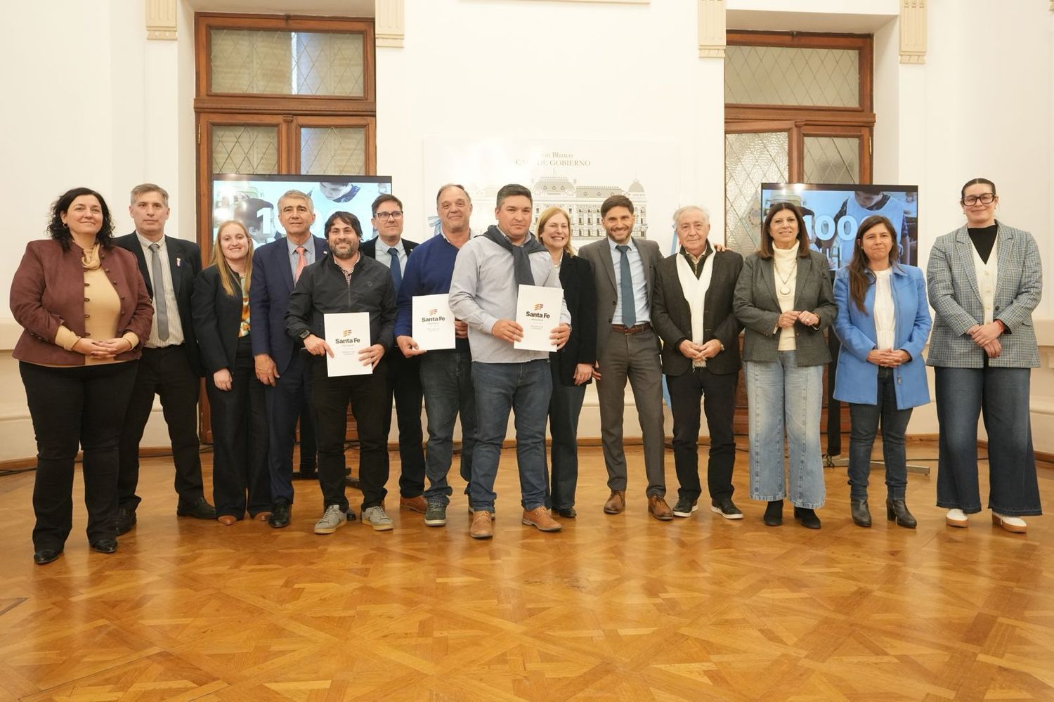El gobernador junto a referentes de localidades que se beneficiarán con la construcción de aulas.