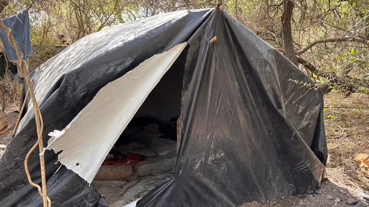 Según estableció Fiscalía, las personas rescatadas dormían en colchones que eran colocados dentro de carpas.
