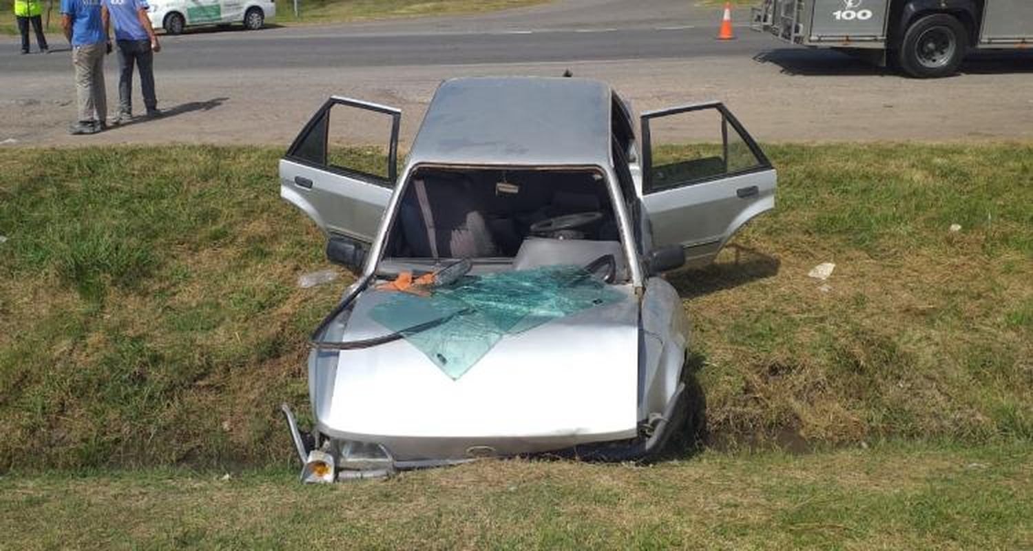Accidente: un auto despistó en la entrada de Río Tala y hay 3 heridos trasladados al Hospital