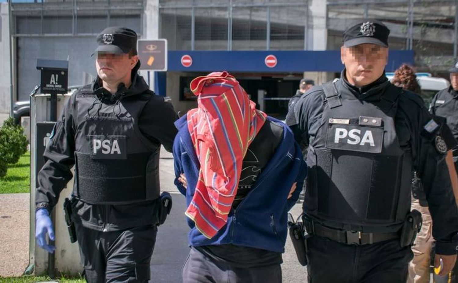 Uno de los detenidos en los operativos simultáneos.