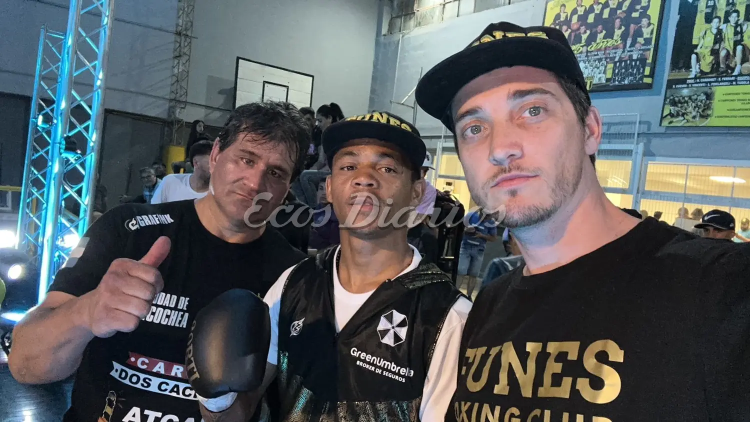 Rosales (entrenador), Arias Olivo (boxeador) y Morán (representante)