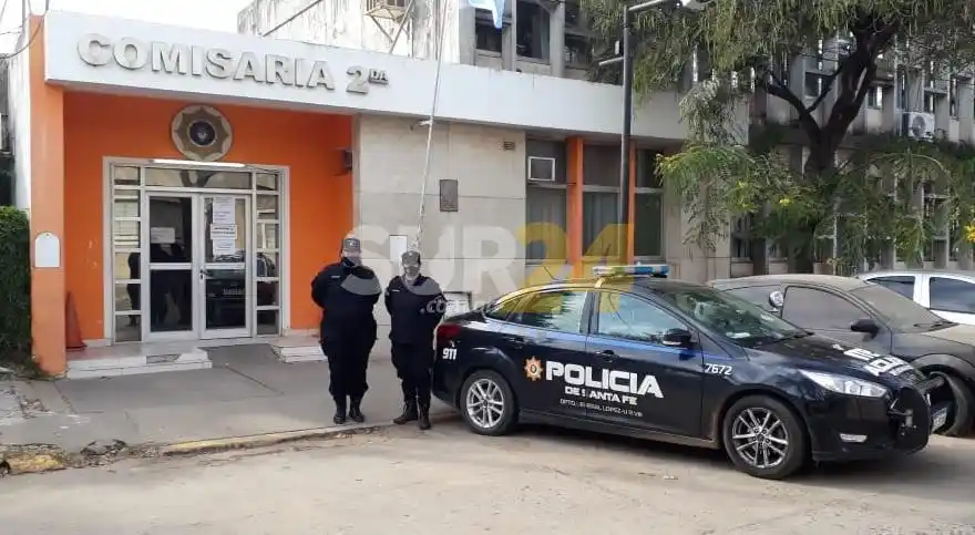 Los implicados agredieron a los efectivos y provocaron daños en el móvil y el frente de la comisaría.