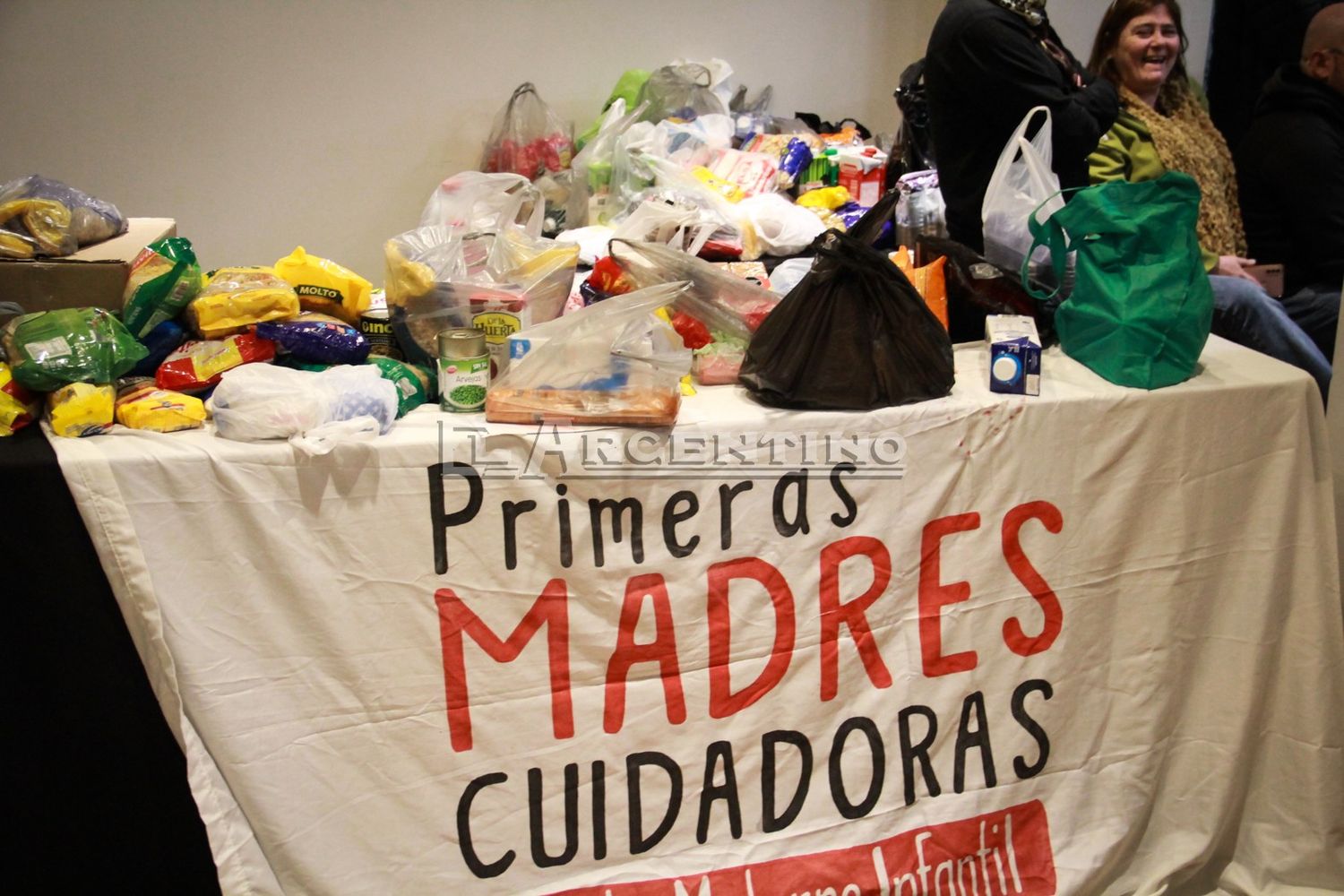 La mercadería recibida en el desfile solidario fue donada a Madres Cuidadoras