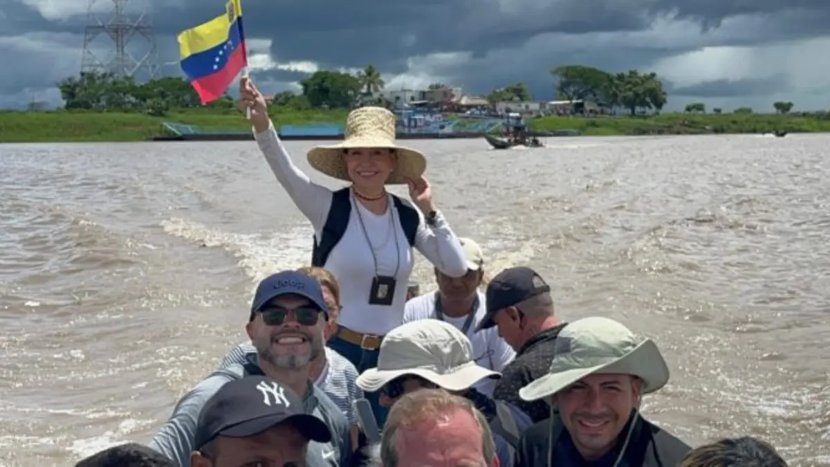 MARIA CORINA FLUVIAL: parece que le agarró el gusto a la curiara y ahora no viaja en otro medio de transporte (FOTOS+VIDEO)