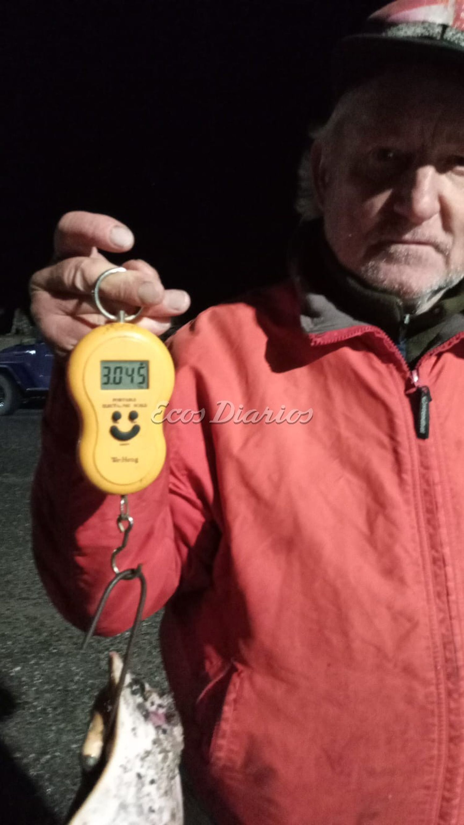 El ganador mostrando el peso del chucho pescado con un total de 3 kilos 45 gramos