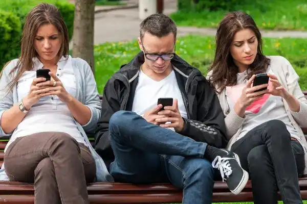 Advierten que el uso de pantallas puede alterar el reloj biológico