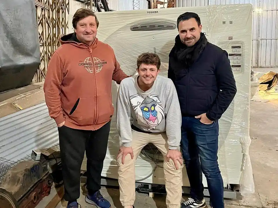 El presidente comunal, Joaquín Poleri, junto al nuevo equipo de última generación. Foto: Gentileza.