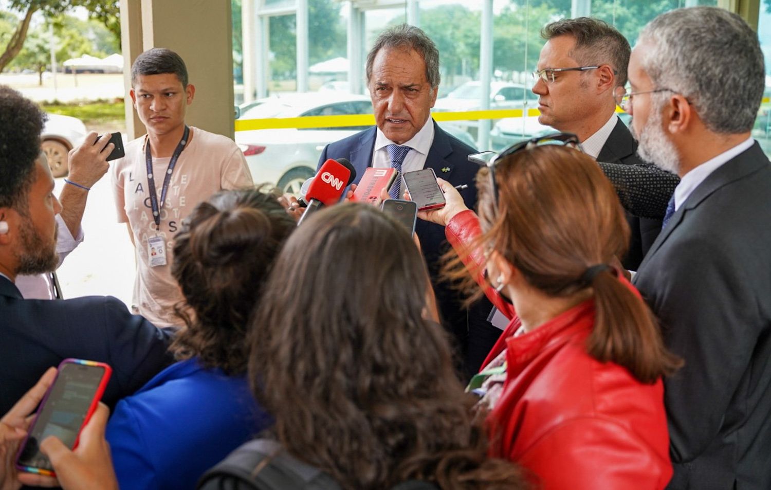 Desde Mar del Plata, Scioli repudió los "actos de violencia" en Brasil y confió en que "Lula restablecerá el orden"