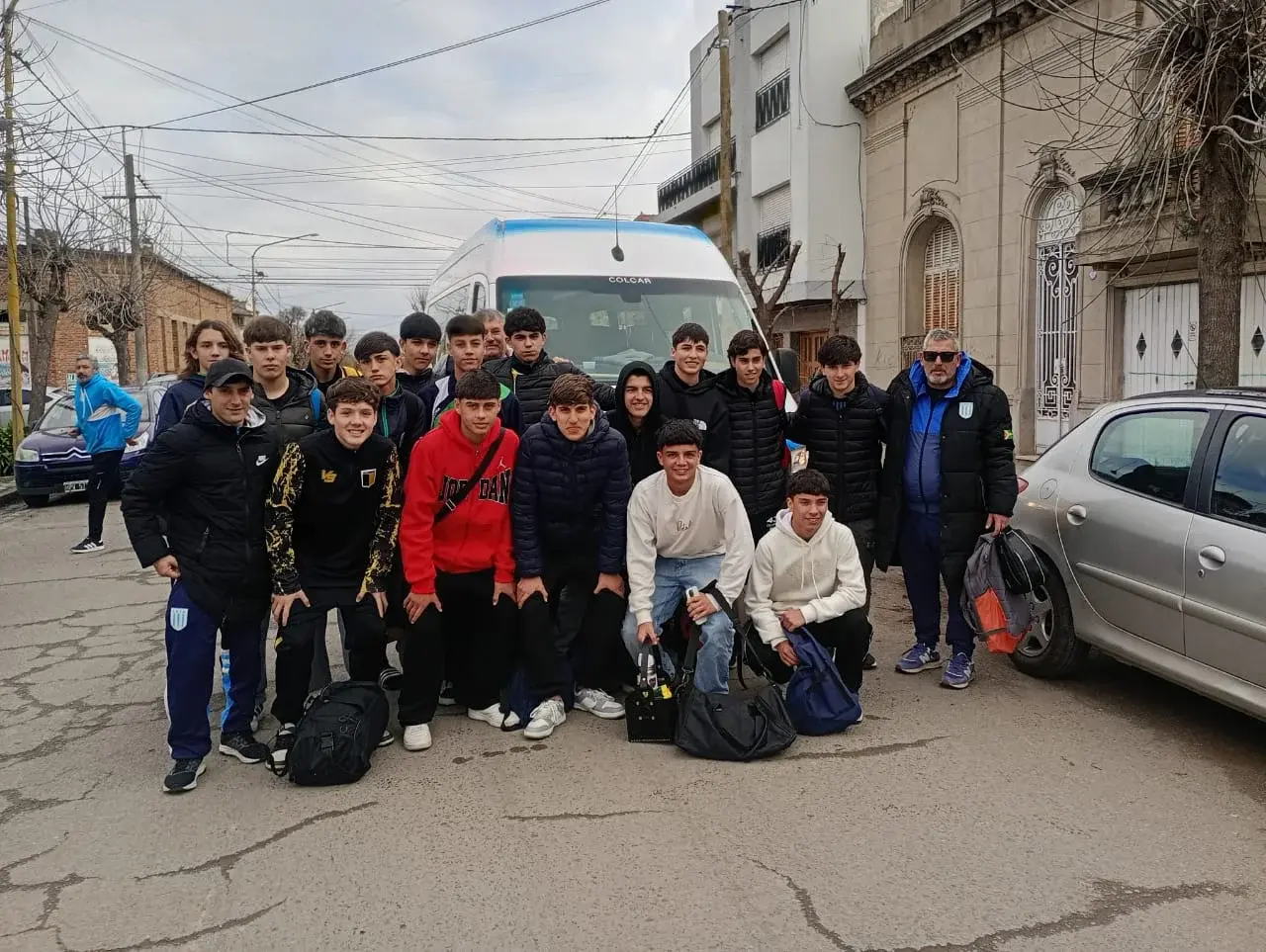 Las Selecciones Menores partieron a Tandil desde la sede de la Liga