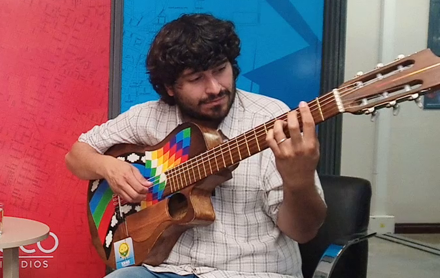 Con su guitarra, Alexander Echandia competirá por un lugar en el Festival de Cosquín