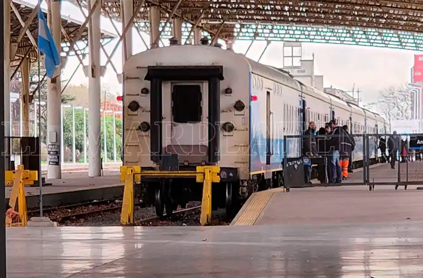 Video: a pesar del paro, salió el tren desde Mar del Plata