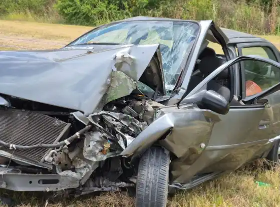 Un auto volcó en el Acceso Sur de la ciudad: el conductor dio positivo en alcoholemia