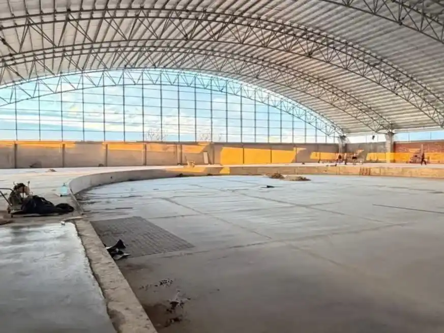 El velódromo de Rafaela inició el montaje de su pista homologada.
