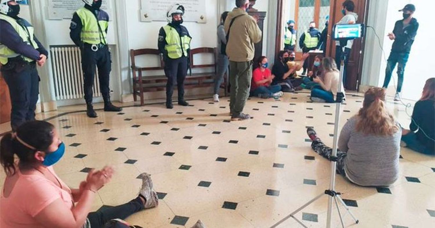 Escándalo en Olavarría: Intentaron usurpar la Municipalidad en reclamo de viviendas