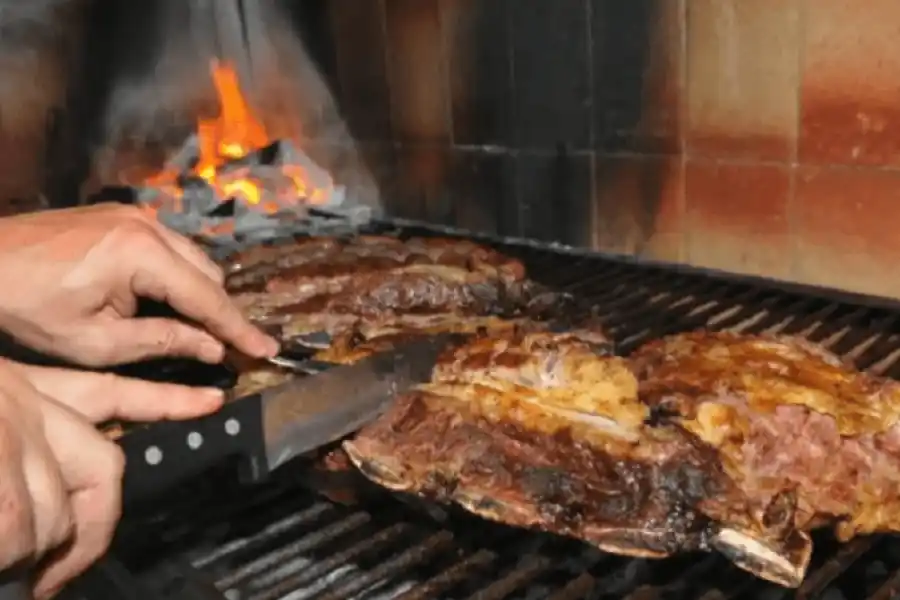 Tragedia en un asado: un hombre comía con amigos y murió atragantado con un pedazo de carne