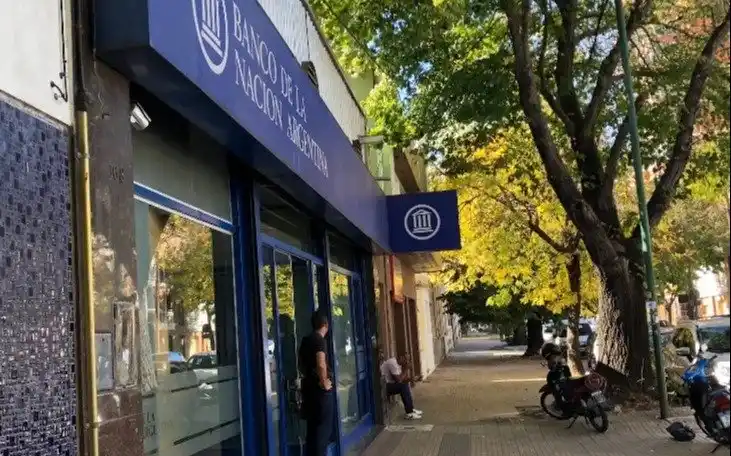 La sucursal del Banco Nación fue vandalizada durante la madrugada del sábado. FOTO: El Día.